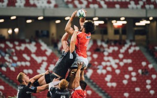 爱游戏体育：C罗与特朗普跨界同框，足球巨星的政治合影引发热议