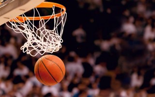 爱游戏官网|雷霆对阵劲旅激战正酣，霍姆格伦篮下失误成转折点，古德温反击迫近比分引暂停