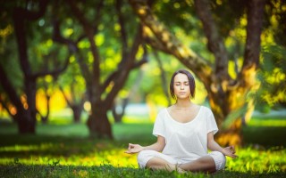 爱游戏官网-雷霆新秀卡森-华莱士防守中与马威激烈碰撞 左手不适紧急返更衣室接受检查