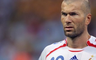 爱游戏：戈麦斯与范迪克重现经典搭档，欧冠防线迎革新测试；科纳特首发角色面临战术调整