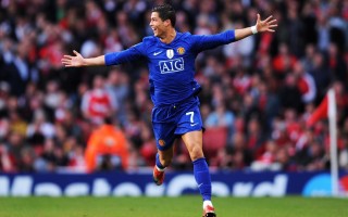 【爱游戏体育】英超今夜焦点大战，利兹联火拼维拉，阿森纳热刺德比鏖战，曼联硬碰埃弗顿